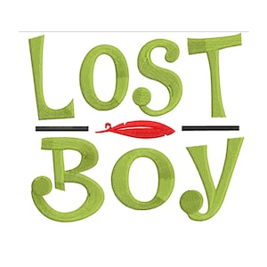 Pode incluir: Texto bordado em verde que diz "LOST BOY" com uma pena vermelha entre as palavras.