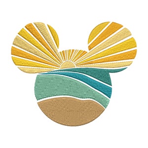 Könnte beinhalten: Ein stilisiertes Stickdesign eines Sonnenaufgangs über einem Strand, geformt wie Mickey-Maus-Ohren. Die Sonne ist gelb mit orangefarbenen Strahlen, der Himmel ist blau und der Strand ist beige.