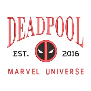 Może przedstawiać: Czerwono-czarny logotyp z tekstem "DEADPOOL" w czerwonej czcionce serifowej. Logotyp zawiera również tekst "EST. 2016" i "MARVEL UNIVERSE" w kolorze czarnym.
