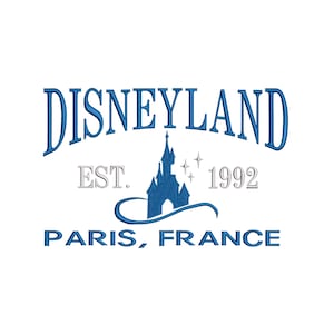 Puede incluir: Logotipo azul y blanco de Disneyland París con el texto "DISNEYLAND EST. 1992 PARIS, FRANCE" y una silueta del castillo de la Bella Durmiente.