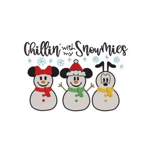 Puede incluir: Diseño bordado con tres muñecos de nieve con orejas de ratón, cada uno con una bufanda y un sombrero. El texto "Chillin' with my Snowmies" está encima de los muñecos de nieve, con copos de nieve esparcidos.
