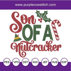 Puede incluir: Diseño de bordado rojo, verde y blanco con el texto "Son of a Nutcracker" con un bastón de caramelo, acebo y un gorro de elfo verde.