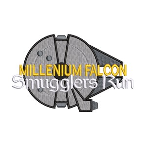 Könnte beinhalten: Ein gestickter Aufnäher mit dem Raumschiff Millennium Falcon in Grau und Schwarz, mit dem Text "Millennium Falcon Smugglers Run" in goldenen und weißen Buchstaben.