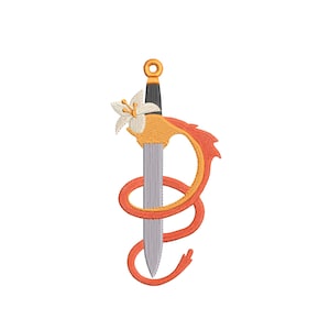 Op de afbeelding: Een zilveren zwaard met een gouden handvat en een witte bloem is omwikkeld door een rode drakenstaart.