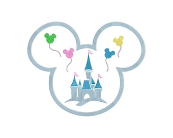 Peut inclure: Un contour en forme de Mickey Mouse bleu et gris avec un château bleu à l'intérieur. Le château a des tours blanches et des ballons roses, jaunes et verts flottant autour.