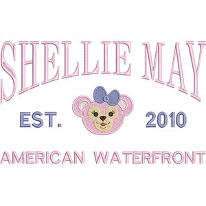 Könnte beinhalten: Rosa und blaue Stickerei mit dem Text "ShellieMay Est. 2010 American Waterfront". Das Design zeigt einen Cartoon-Bären mit einer Schleife.