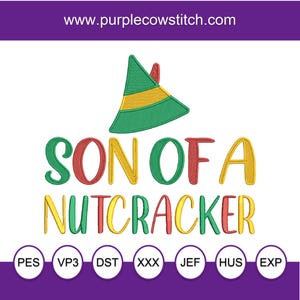 Könnte beinhalten: Gesticktes Design mit einer grünen, gelben und roten Elfenmütze mit dem Text "SON OF A NUTCRACKER" in Rot, Gelb und Grün. Das Design ist in den Formaten PES, VP3, DST, XXX, JEF, HUS und EXP verfügbar.