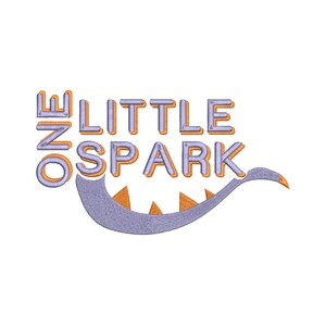 Könnte beinhalten: Orange und violette Stickerei mit dem Text "ONE LITTLE SPARK" und einem stilisierten violetten Drachen mit orangefarbenen Zähnen.