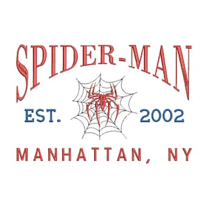 Puede incluir: Diseño gráfico rojo y azul con el texto "SPIDER-MAN EST. 2002 MANHATTAN, NY" y una imagen en blanco y negro de una telaraña con una araña roja en el centro.
