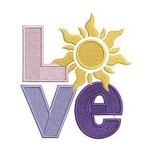 Op de afbeelding: Borduurwerk van het woord "LOVE" met een gestileerde zon in het midden van de "O". De "L" is roze, de "V" is paars, de "E" is paars en de zon is geel.