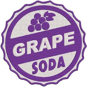 Może przedstawiać: Haftowana naszywka z fioletowo-białym wzorem. Naszywka jest okrągła z ząbkowanym brzegiem. Na środku widnieje napis "GRAPE SODA" w kolorze białym, z kiścią winogron nad słowem "GRAPE".