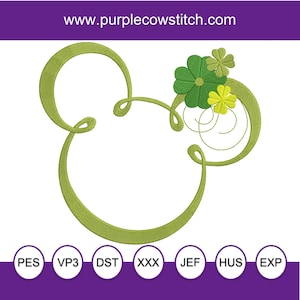 Könnte beinhalten: Grünes Stickdesign in Form eines Mäusekopfes mit Kleeblatt-Akzenten. Das Design enthält den Text "www.purplecowstitch.com" oben und verschiedene Stickdateiformate unten.