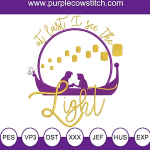 Könnte beinhalten: Gesticktes Design mit einer lila Gondel mit zwei Silhouetten, die sich an den Händen halten, umgeben von einem Kreis mit schwebenden goldenen Laternen. Die Worte "at last I see the" und "Light" sind in goldener Schrift. Die Website-Adresse steht oben.