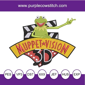 Puede incluir: Un personaje verde de Muppet, Kermit la Rana, sostiene una estrella amarilla y está sentado en una tira de película roja, blanca y negra. El texto "Muppet Vision 3D" está en un arco amarillo sobre la tira de película.