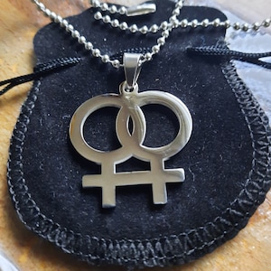 Ciondolo e catena con simbolo del potere femminile Venere lesbica doppia femminista in acciaio inossidabile argento o oro o Venere singola in argento
