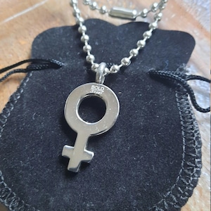 Ciondolo e catena in acciaio inossidabile argentato con simbolo del potere femminile di Venere single femminista/lesbica