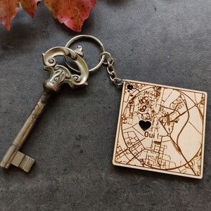 Porte clé personnalisé carte - carré en bois