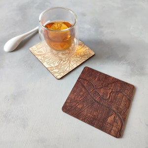 Sous verre bois carré, sous-verres avec carte de ville, carte de localisation gravée, dessous de verre bois, sous bock, sous verre fait main