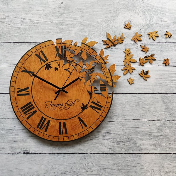 Horloge murale en bois "Tempus fugit"