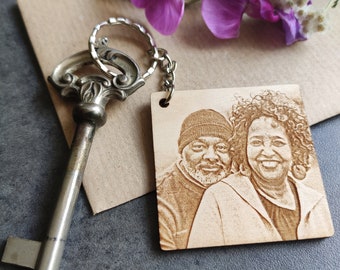 Personalized wooden key ring with engraved photo, square shape