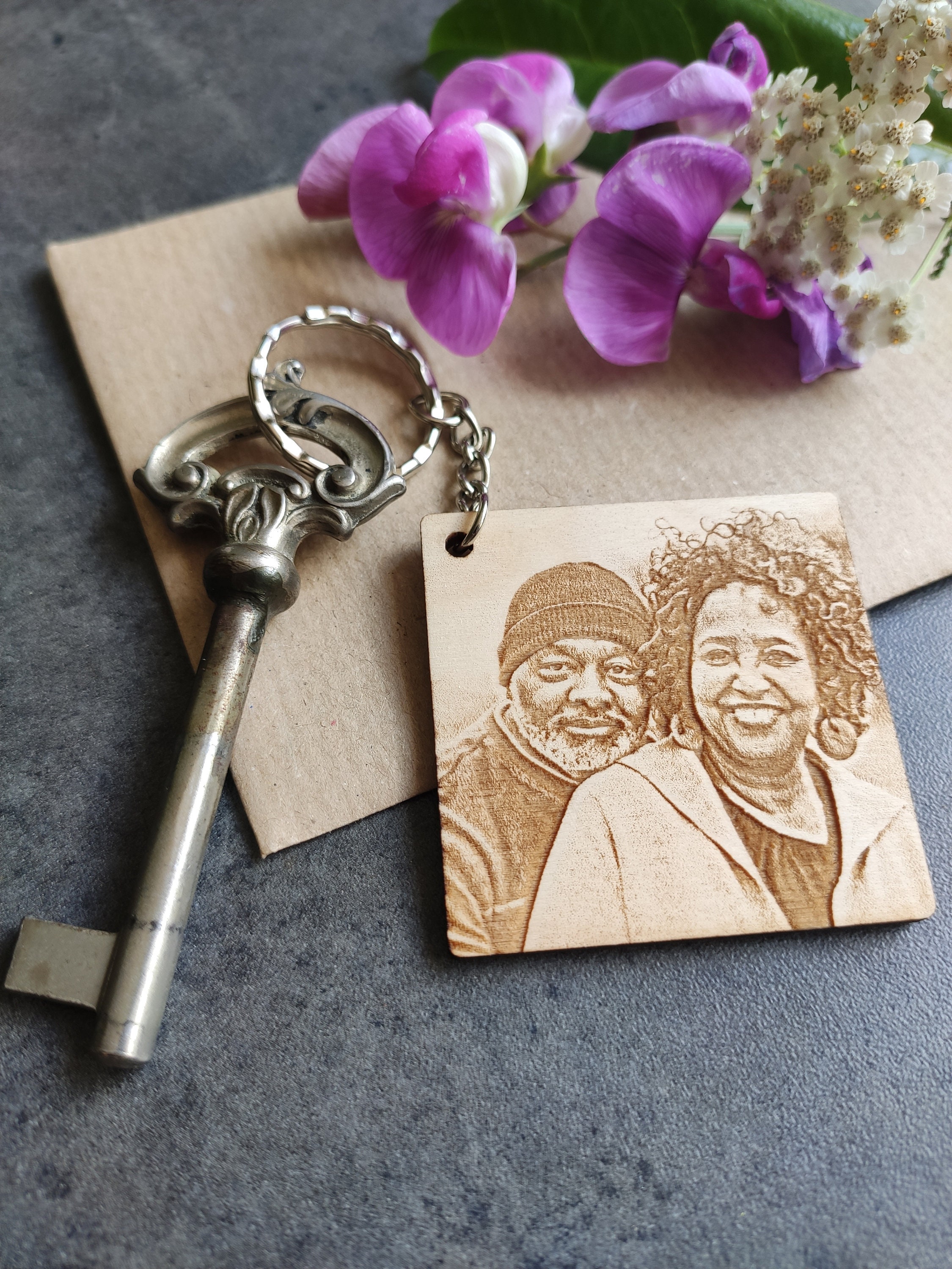 Personalized wooden key ring with engraved photo, square shape