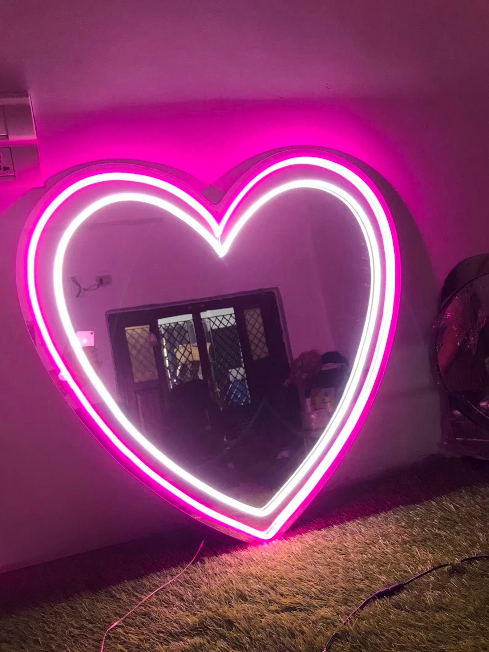 Heart shaped light up mirror outlet