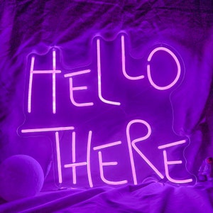 Puede incluir: Un letrero de neón morado con las palabras "Hello There" en un contorno blanco.