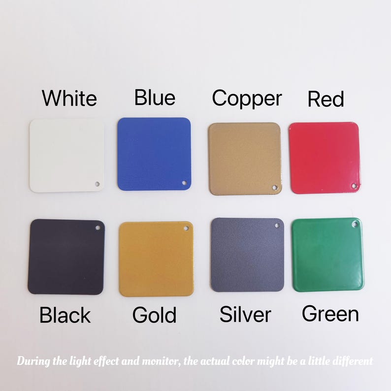 Op de afbeelding: Kleurenkaart met 10 kleine vierkanten die verschillende kleuren tonen: wit, blauw, koper, rood, zwart, goud, zilver, groen. De tekst "Tijdens het lichteffect en op de monitor kan de werkelijke kleur enigszins afwijken" staat onder de vierkanten.
