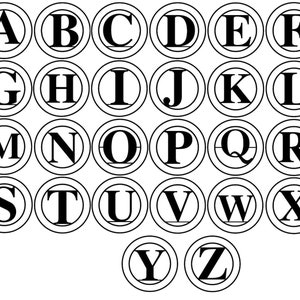 Op de afbeelding: Zwart-witte alfabetletters A tot en met Z in een cirkelvormig frame.