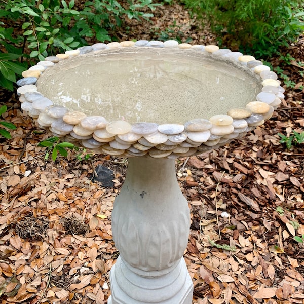 Baño para pájaros de piedra y cemento: cuenco para pájaros de jardín hecho a mano, decoración natural para el jardín (pedestal no incluido)