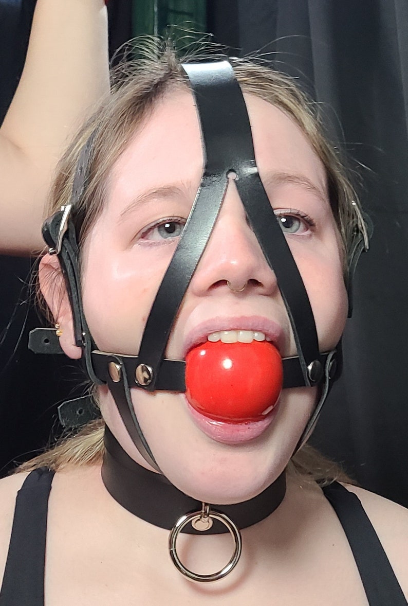 Leather Harness Gag. Genuine leather and silicone ball. 2 chin strap styles available. imagem 4