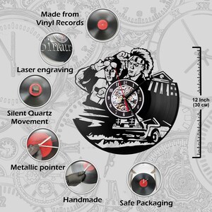 Puede incluir: Un reloj de vinilo negro con una escena de la pel&iacute;cula Regreso al futuro. El reloj tiene un di&aacute;metro de 30 cm y un movimiento de cuarzo silencioso. El reloj est&aacute; hecho de un disco de vinilo real y tiene un puntero met&aacute;lico.