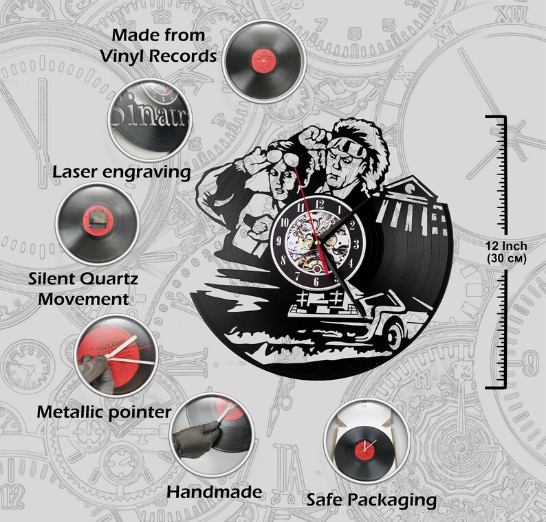 Puede incluir: Un reloj de vinilo negro con una escena de la pel&iacute;cula Regreso al futuro. El reloj tiene un di&aacute;metro de 30 cm y un movimiento de cuarzo silencioso. El reloj est&aacute; hecho de un disco de vinilo real y tiene un puntero met&aacute;lico.