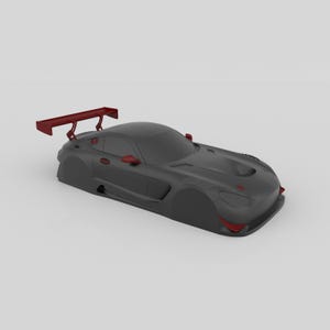 Op de afbeelding: Een zwarte raceauto met een rode spoiler en rode accenten. De auto is naar links gekanteld en de voorkant van de auto is zichtbaar.