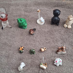 以下が含まれることがあります： 茶色のネズミ、緑のカエル、黒い犬、白い羊など、小さな動物の置物のコレクション。 他の置物には、鹿、豚、犬が含まれます。 置物はセラミックとガラスでできています。