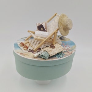 Porta dello gnomo Accessori dello gnomo Sedia a sdraio in miniatura dello gnomo delle vacanze, cappello da sole, borsa da spiaggia, telo da bagno, libro e infradito