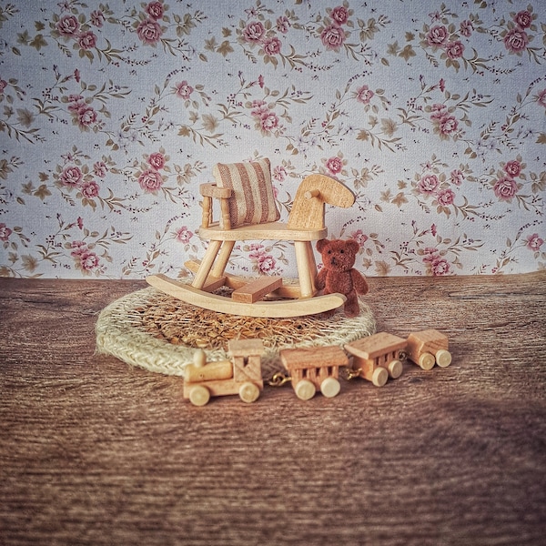 Wichteltür Wichtelzubehör Miniatur Schaukelpferd mit Lokomotive, Teddybär und Boho Teppich