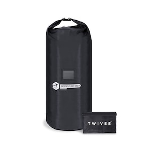 Peut inclure: Housse de protection noire pour sac à dos avec fermeture éclair et une petite fenêtre transparente. La housse porte l'inscription "BACKPACK FLIGHT COVER" et un logo avec un avion. Une petite pochette noire avec l'inscription "TWIVEE" est également incluse.