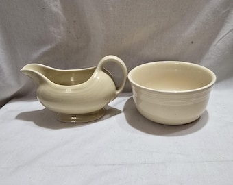 Salsera y tazón vintage de color amarillo pálido