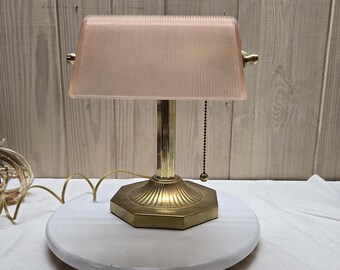 Vintage mässing och frostat rosa ribbat glas Bankers bordslampa