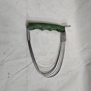 Tagliapasta vintage con manico verde