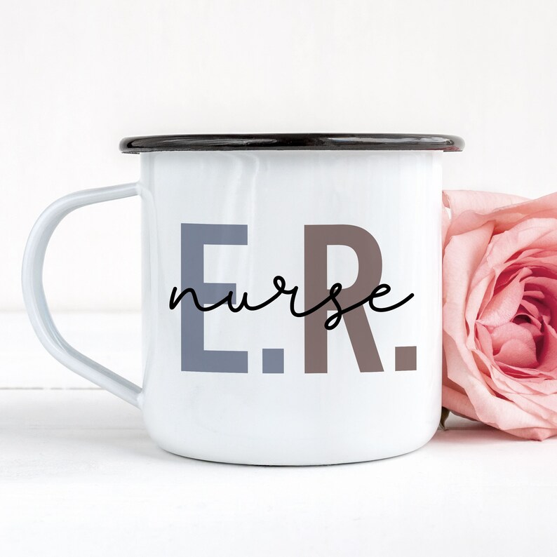 Pode incluir: Caneca de esmalte branco com borda e al&ccedil;a pretas. A caneca tem o texto "E.R. nurse" impresso em preto, cinza e marrom.
