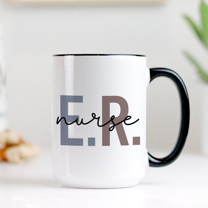 Pode incluir: Caneca de cer&acirc;mica branca com borda e al&ccedil;a pretas. A caneca tem o texto "E.R. nurse" impresso em letras pretas e cinzas.