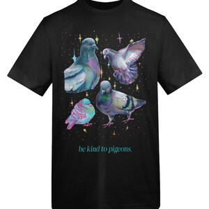 Może przedstawiać: Czarny t-shirt z nadrukiem graficznym przedstawiającym cztery gołębie w r&oacute;żnych pozach na ciemnym tle wypełnionym kolorowymi, wieloramiennymi gwiazdami. Pod ptakami znajduje się napis "be kind to pigeons." w jasnym, morskim kolorze.
