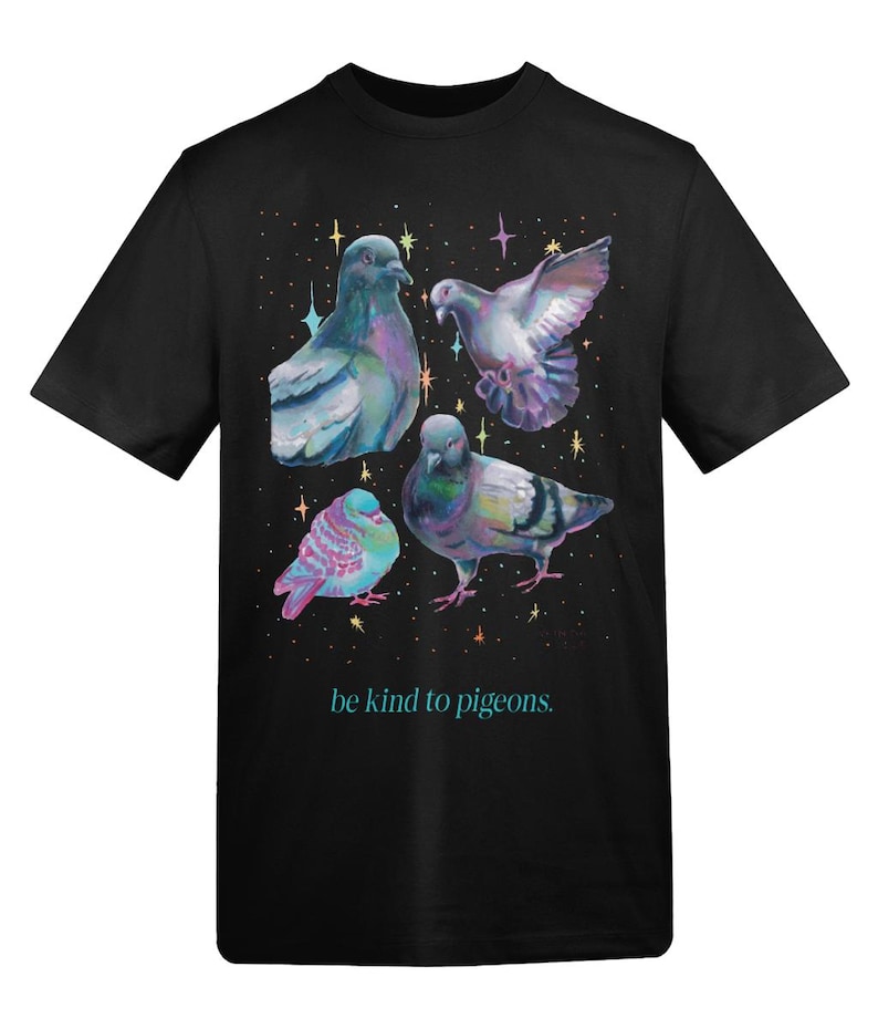 Może przedstawiać: Czarny t-shirt z nadrukiem graficznym przedstawiającym cztery gołębie w r&oacute;żnych pozach na ciemnym tle wypełnionym kolorowymi, wieloramiennymi gwiazdami. Pod ptakami znajduje się napis "be kind to pigeons." w jasnym, morskim kolorze.