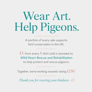 Może przedstawiać: Biała grafika informacyjna z tekstem w kolorze morskim i r&oacute;żowym: Wear Art. Help Pigeons. Część każdego zakupu wspiera ochronę ptak&oacute;w w Wielkiej Brytanii. 1 funt z każdego sprzedanego T-shirtu jest przekazywany na rzecz Wild Heart Rescue and Rehabilitation.