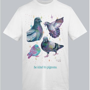 Może przedstawiać: Biały t-shirt z graficzną ilustracją czterech gołębi w r&oacute;żnych pozach, ozdobiony kolorowymi gwiazdkami. Napis "be kind to pigeons." jest wydrukowany w kolorze morskim na dole, wraz z podpisem artysty "VRIN DA 08.25".