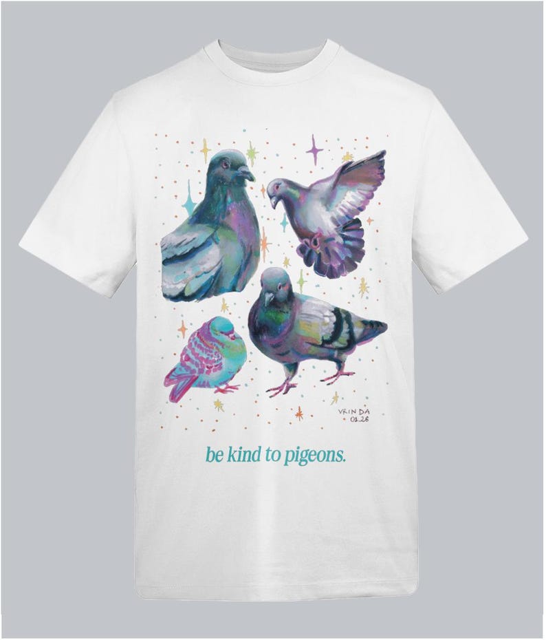 Może przedstawiać: Biały t-shirt z graficzną ilustracją czterech gołębi w r&oacute;żnych pozach, ozdobiony kolorowymi gwiazdkami. Napis "be kind to pigeons." jest wydrukowany w kolorze morskim na dole, wraz z podpisem artysty "VRIN DA 08.25".