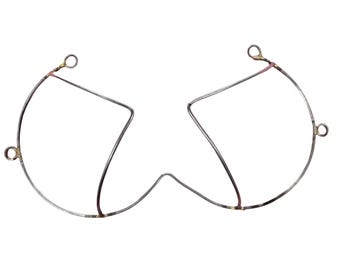 Marco de sujetador con aros en llamas