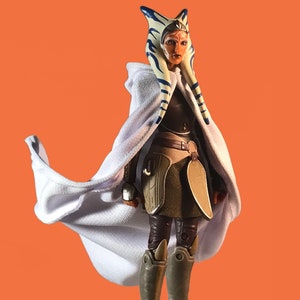 6 inch action figure wired cloak in White.